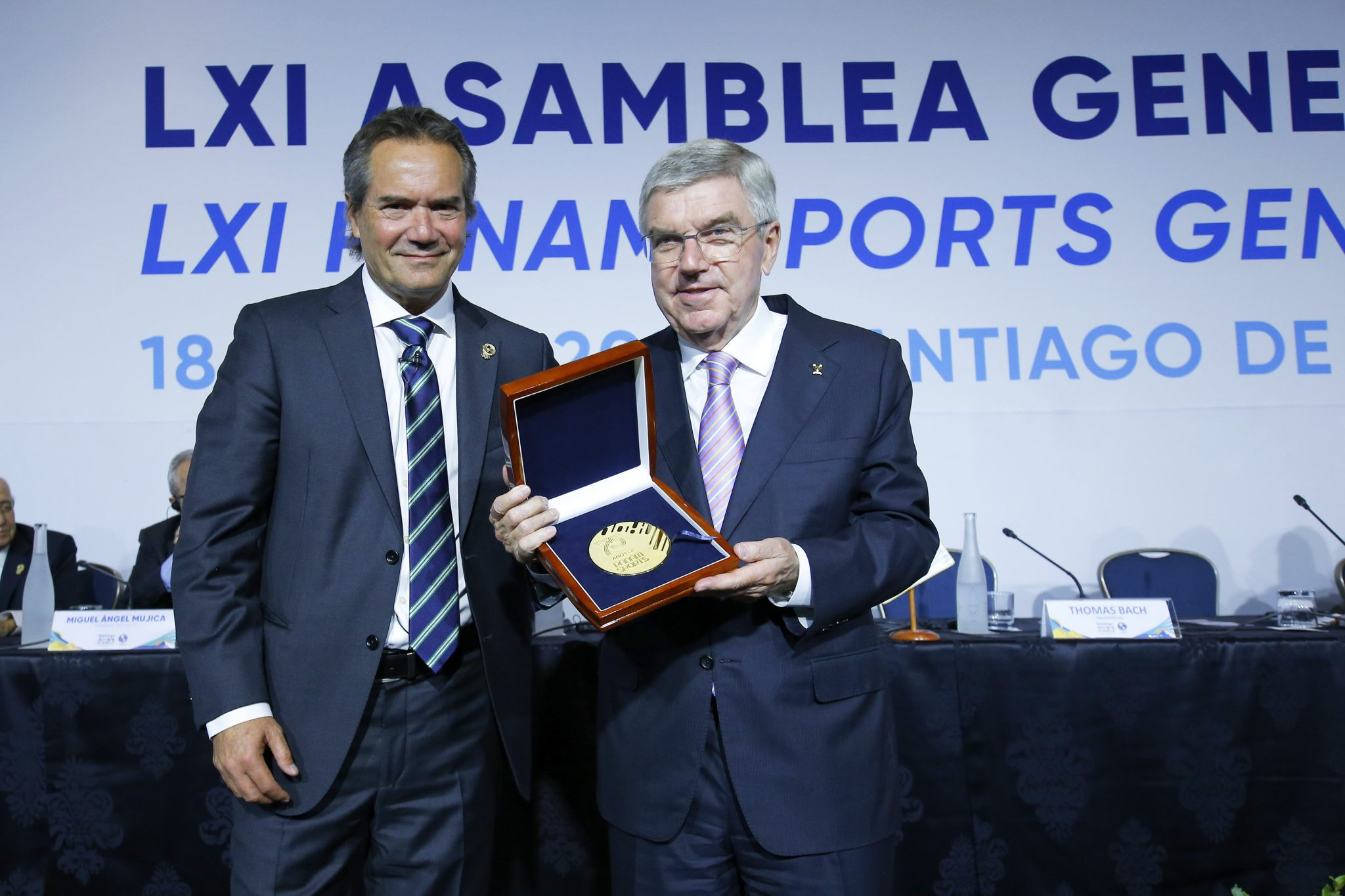 IOC President Thomas Bach received a commemorative plaque at the Panam Sports General Assembly ©Panam Sports (Image obtained at insidethegames.biz)